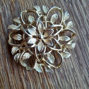 Sarah Coventry Gold Floral Brooch